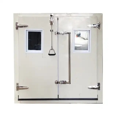 Passeggiata di assicurazione di sicurezza del laboratorio nella camera climatica con il martello di sicurezza del pendio