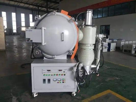 Una fornace di vuoto utilizzata in una fabbrica per le parti di metallo di sinterizzazione a temperatura elevata